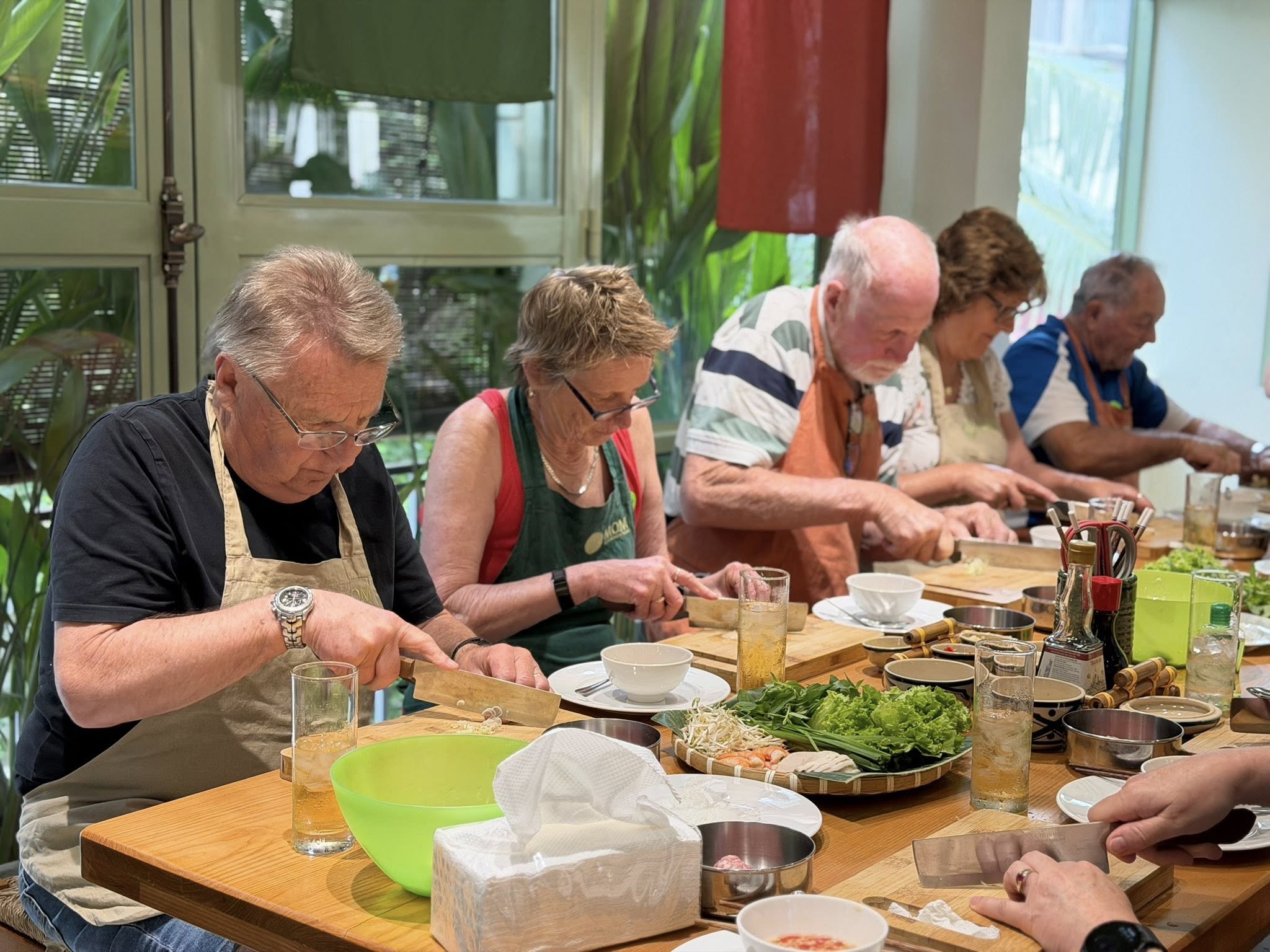 Khách Tây nườm nượp tới TP.HCM học pha cà phê trứng - Ảnh 4.