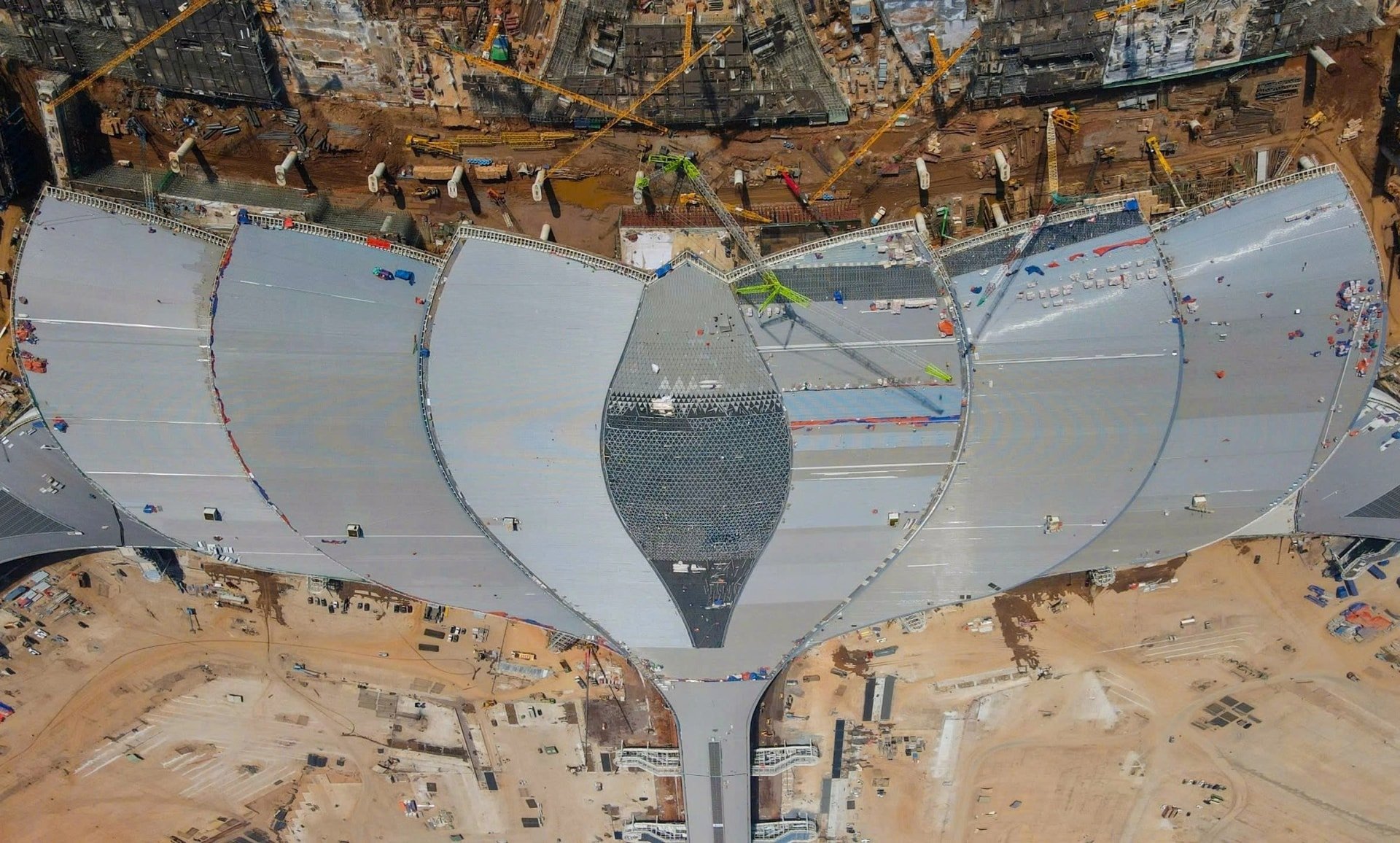 Робітники будують дах терміналу аеропорту Лонг Тхань.