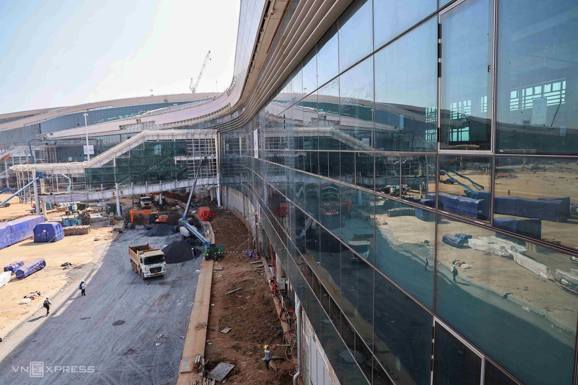 Усередині станції встановлюються системи стельових каркасів та елементи інтер'єру.