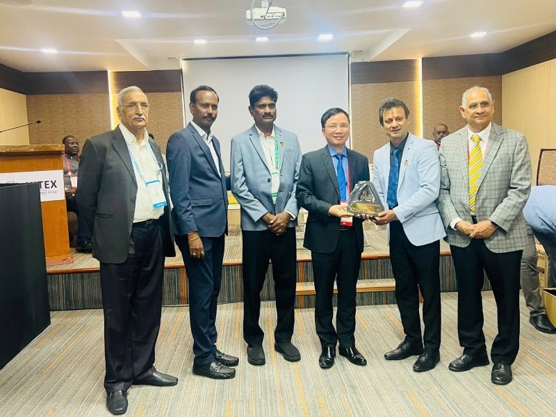 Ông Nguyễn Thanh Sơn, Chủ tịch Hiệp hội Gia cầm Việt Nam nhận Kỷ niệm chương của BTC Hội chợ Triển lãm Poultry India Expo 2025. Ảnh: VPA. 