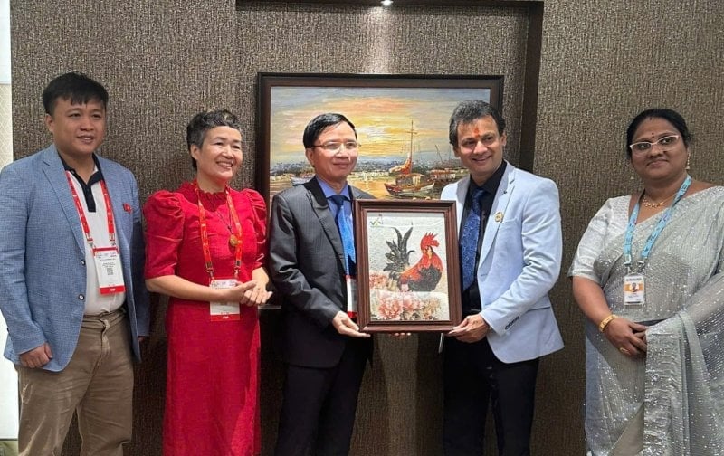 Chủ tịch VPA Nguyễn Thanh Sơn tặng quà lưu niệm cho BTC Hội chợ Triển lãm Poultry India Expo 2025. Ảnh: VPA. 