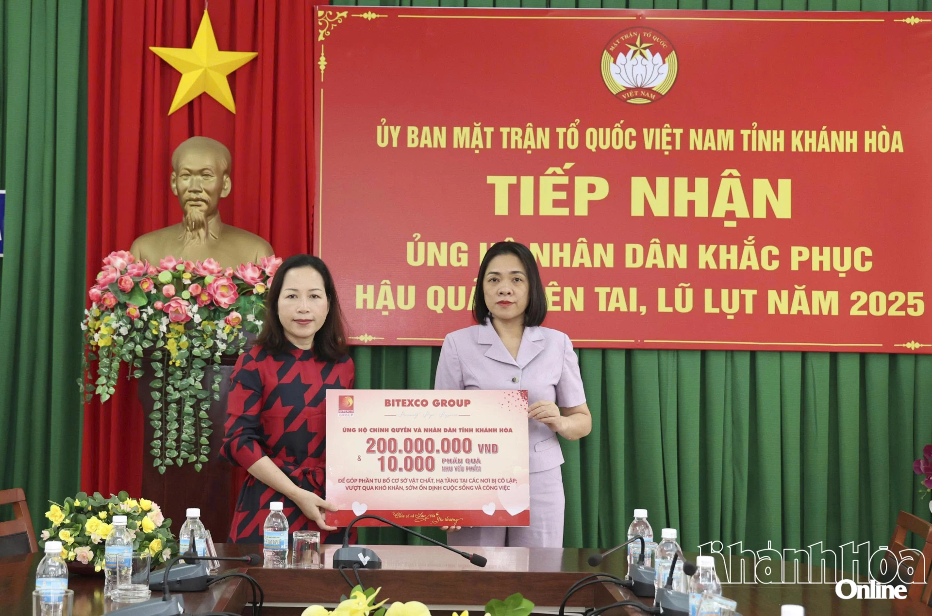 Bitexco Group LLC کے نمائندے نے عطیہ فنڈز کی علامتی تختی پیش کی۔