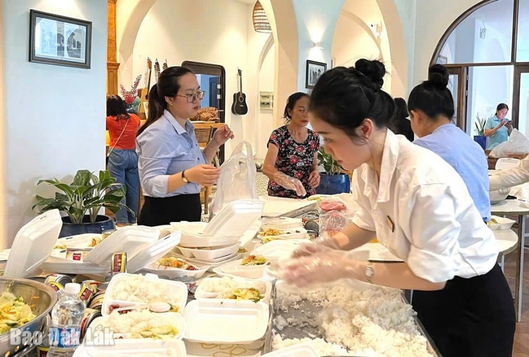 6.000 de mese pe zi sunt întotdeauna pregătite cu grijă și delicioase atunci când sunt livrate oamenilor din zonele afectate de inundații.