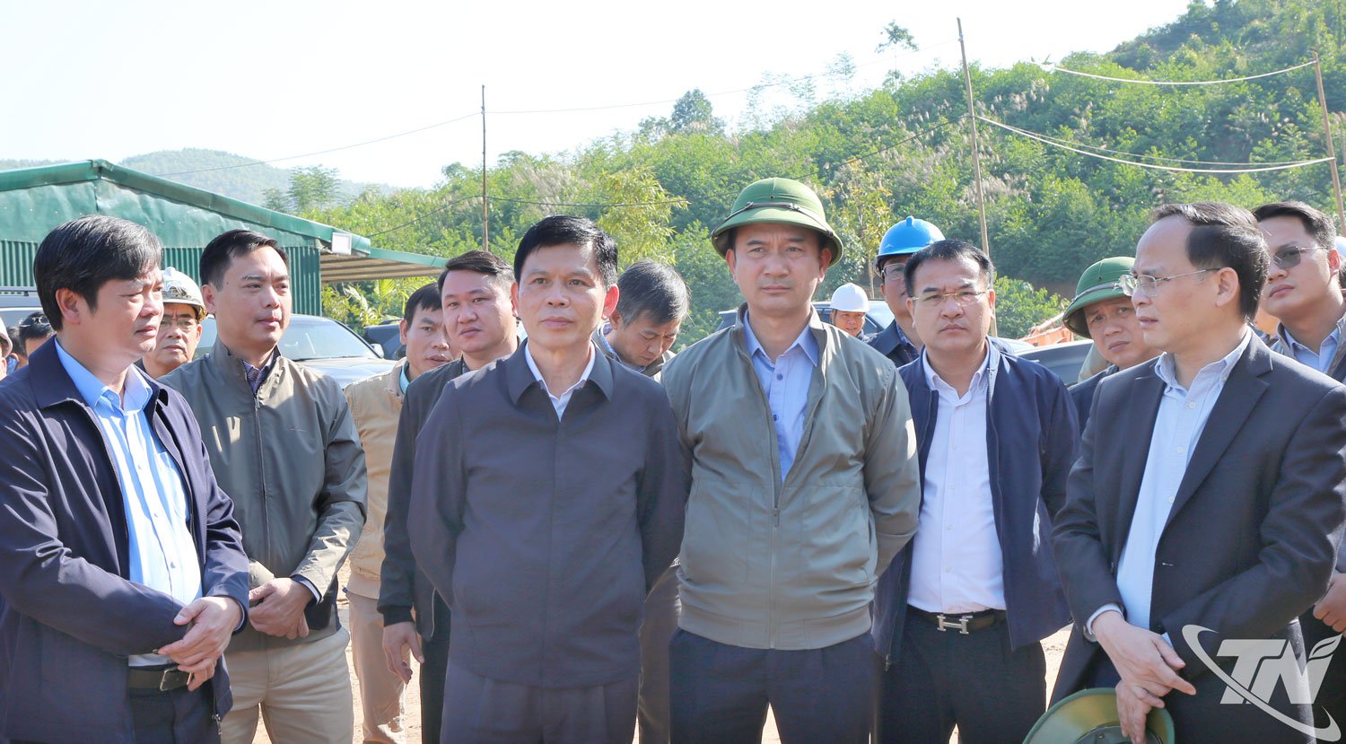 Ministrul adjunct al construcțiilor, Le Anh Tuan (a treia persoană de la stânga la dreapta), a discutat anumite aspecte cu investitorul și reprezentanții liderilor locali la șantierul proiectului.