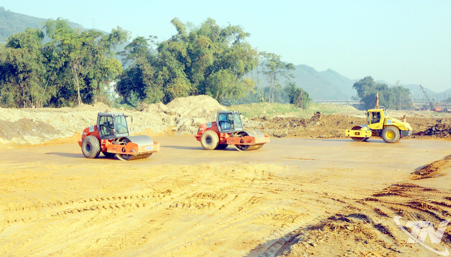 Profitând de vremea favorabilă, antreprenorii accelerează progresul construcției pe secțiunea care trece prin comuna Thanh Thinh.