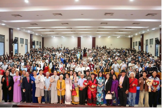 Trường Đại học Công Nghệ Sài Gòn đón tiếp và giao lưu đoàn làm phim Mưa Đỏ- Ảnh 1.