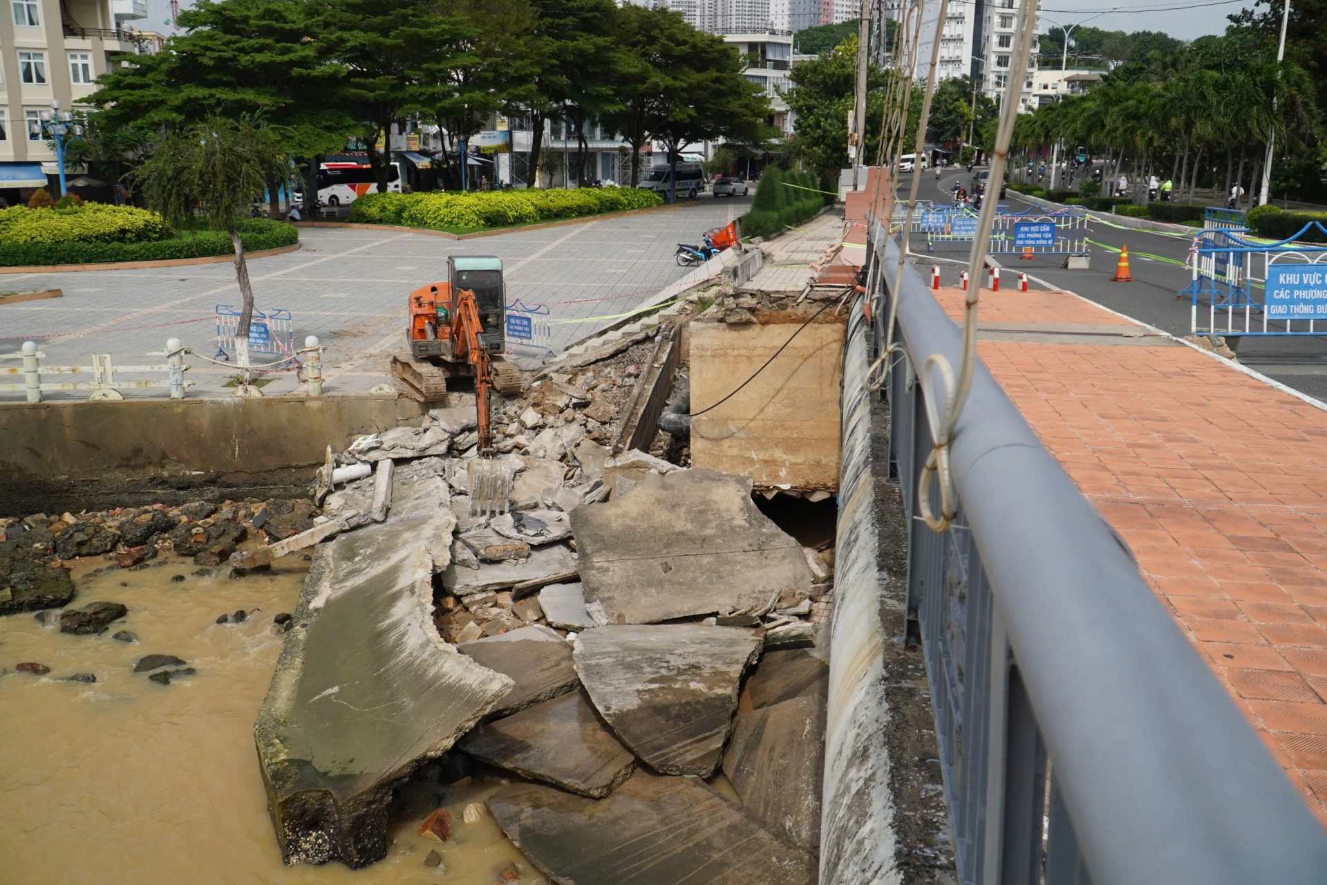 Vedlikeholdsenheten håndterer erosjonen ved foten av Tran Phu-broen.