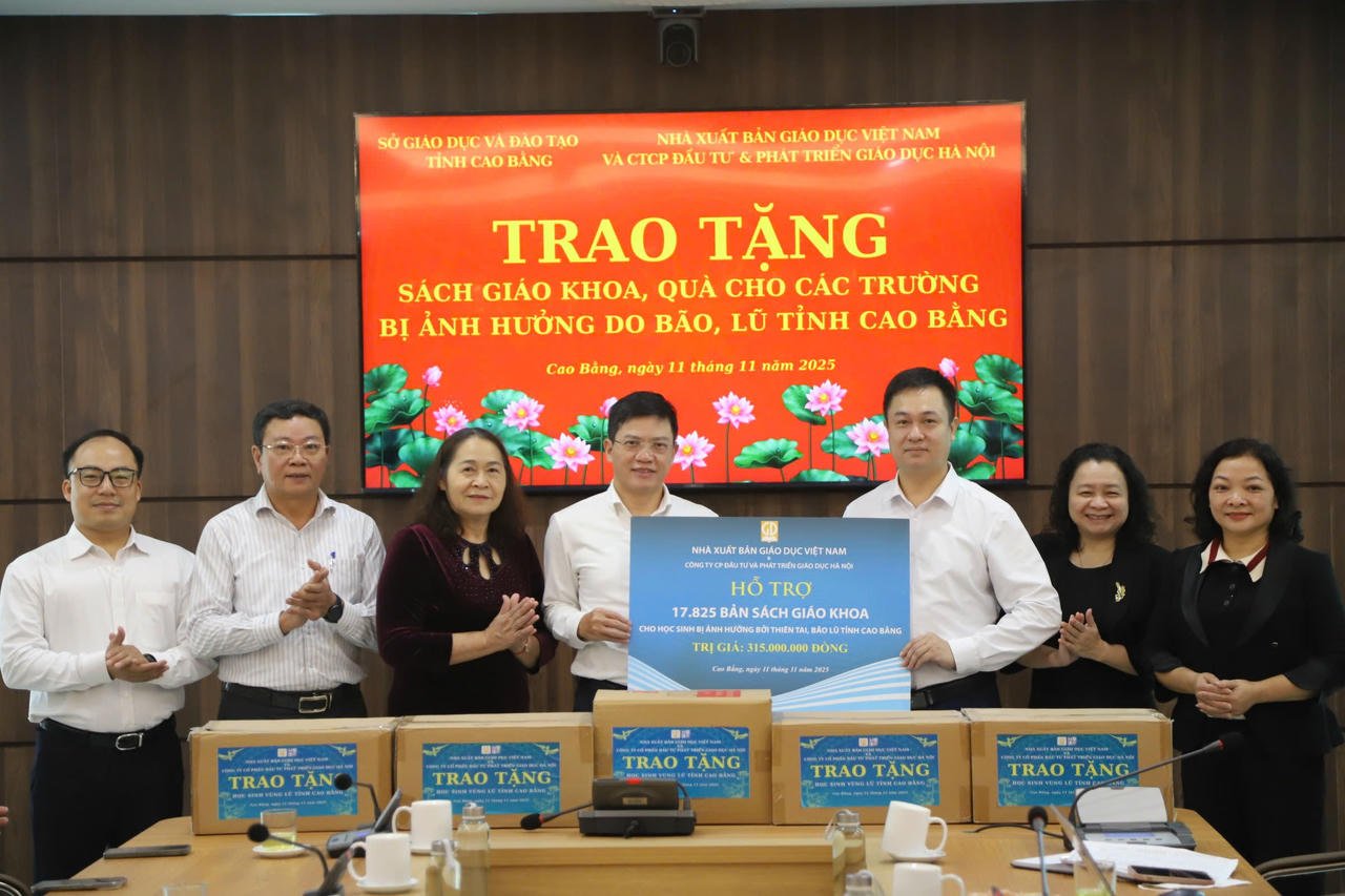 Пан Ле Тхань Ань (четвертий зліва) – генеральний директор Ханойської акціонерної компанії з інвестицій та розвитку освіти вручив підручники представникам Департаменту освіти та навчання провінції Каобанг