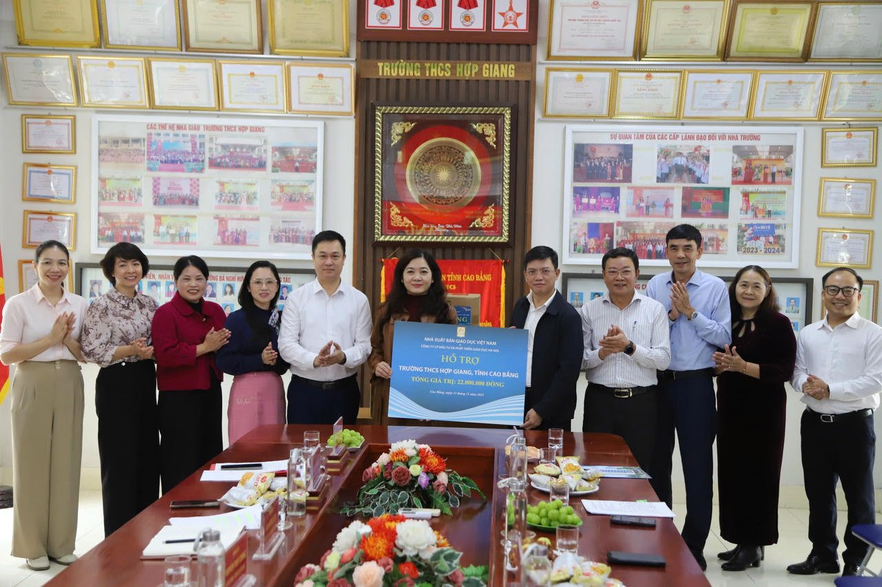 Делегація В'єтнамського видавництва освіти передала підручники та подарунки середній школі Хоп Зянг.