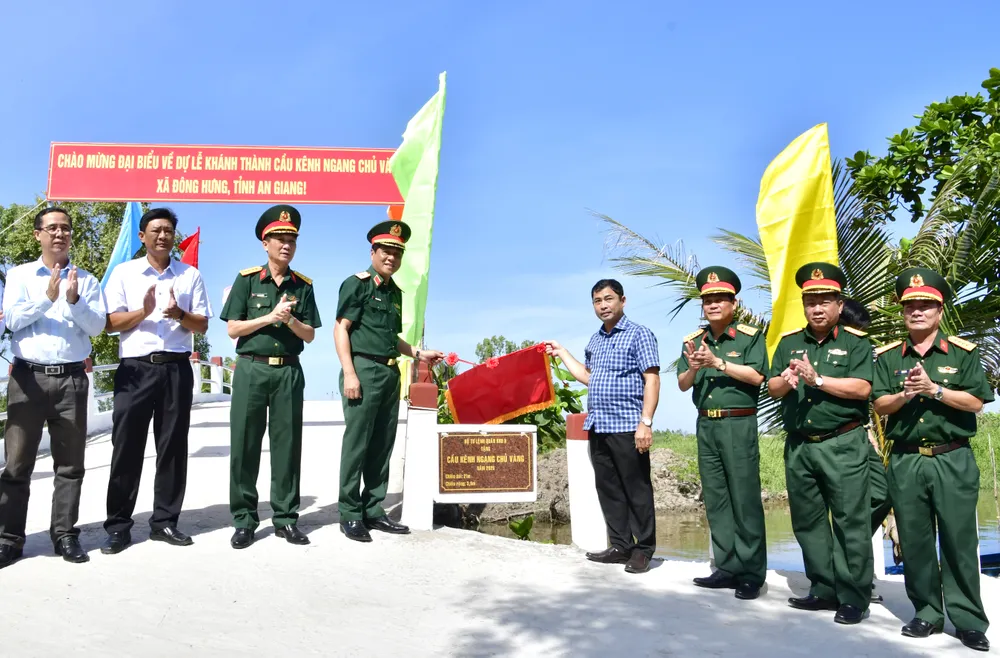 Leiders van Militaire Regio 9 en vertegenwoordigers van de lokale overheid openden de Chu Vang-kanaalbrug (Dong Hung-gemeente).