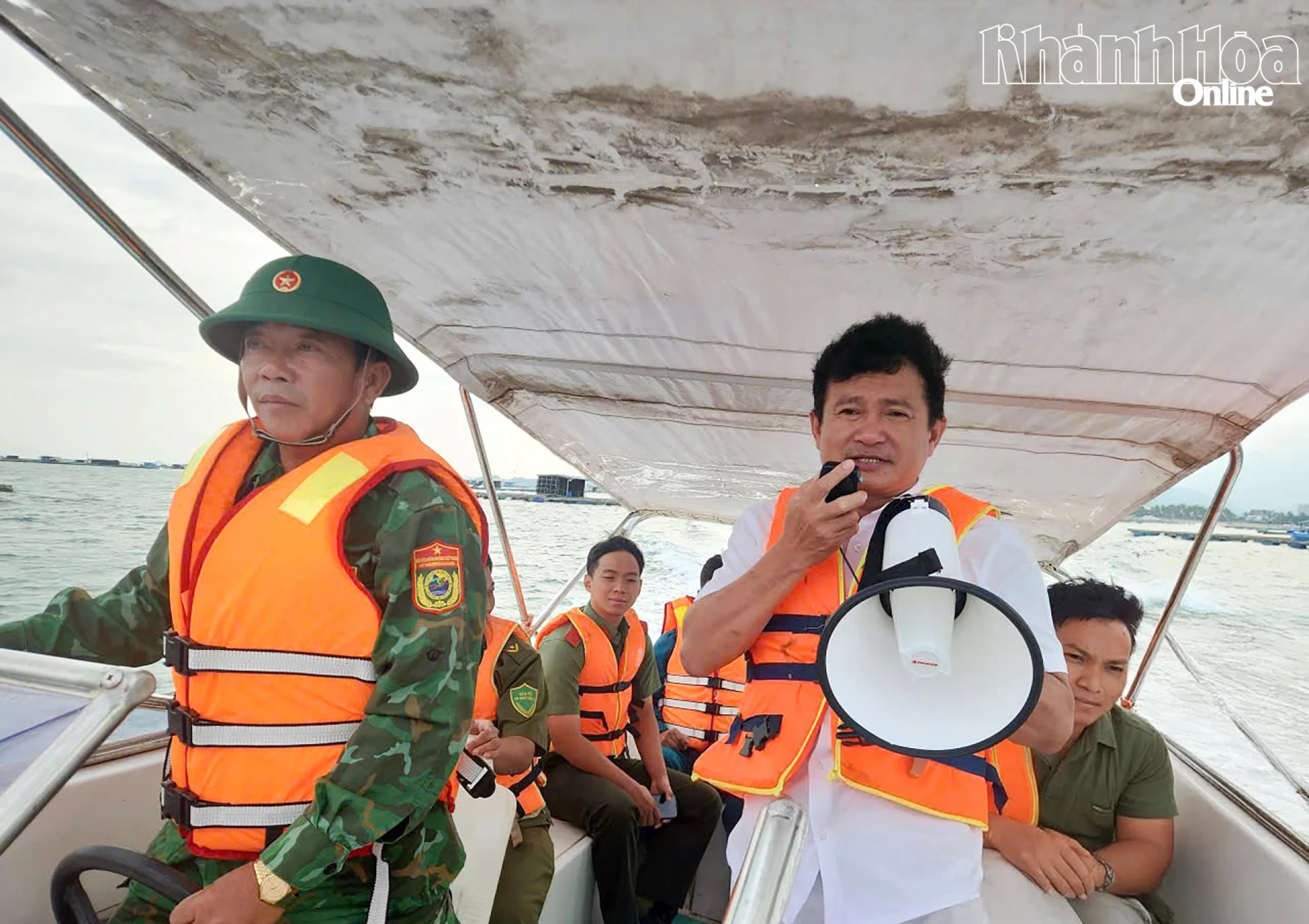 ヴァンタン村当局は、檻やいかだで生活する住民に対し、嵐を避けるために安全な避難所へ移動するよう呼びかけた。