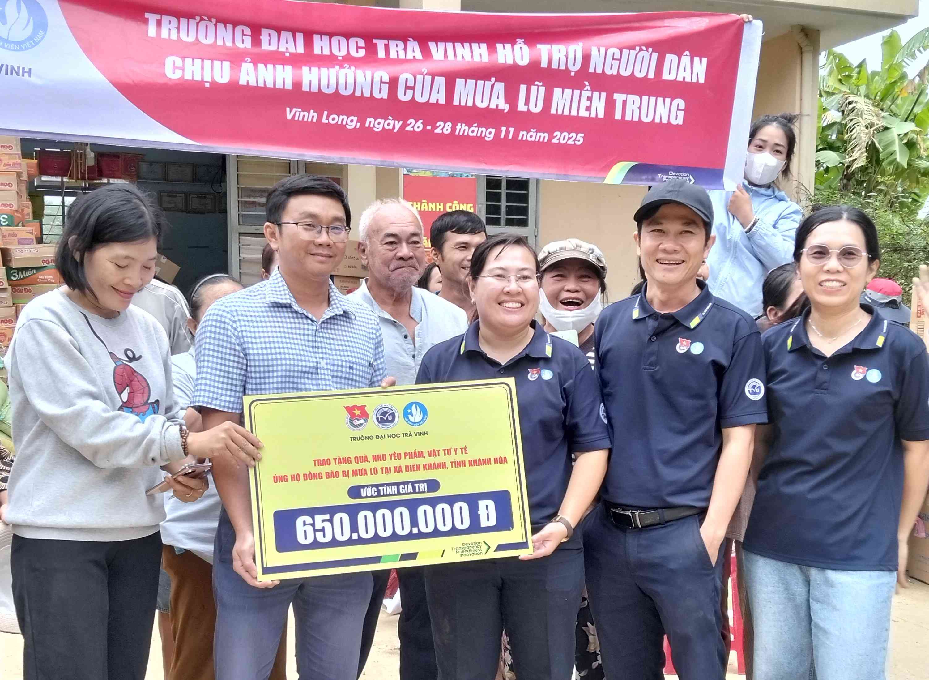 Reprezentanții satului Phu An Nam 3, comuna Dien Khanh, au primit cadouri de sprijin din partea Universității Tra Vinh.