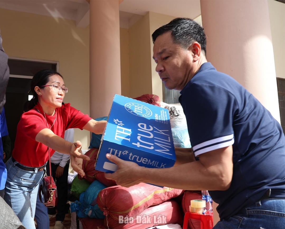 ເຕົ້າ​ໂຮມ​ສິນ​ຄ້າ​ຢູ່​ແນວ​ໂຮມ​ປະ​ເທດ​ຊາດ​ຫວຽດ​ນາມ ແຂວງ ດັກ​ລັກ ເພື່ອ​ບັນ​ເທົາ​ທຸກ​ປະ​ຊາ​ຊົນ​ປະ​ສົບ​ໄພ​ທຳ​ມະ​ຊາດ