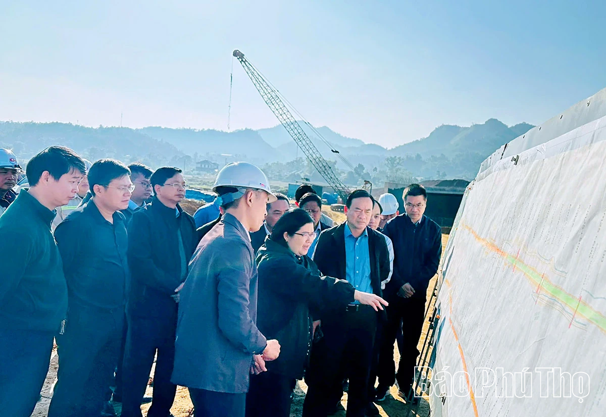 نایب رئیس کمیته مردمی استان، کواچ تات لیم، از پیشرفت پروژه بزرگراه هوابین - موک چائو بازدید کرد.