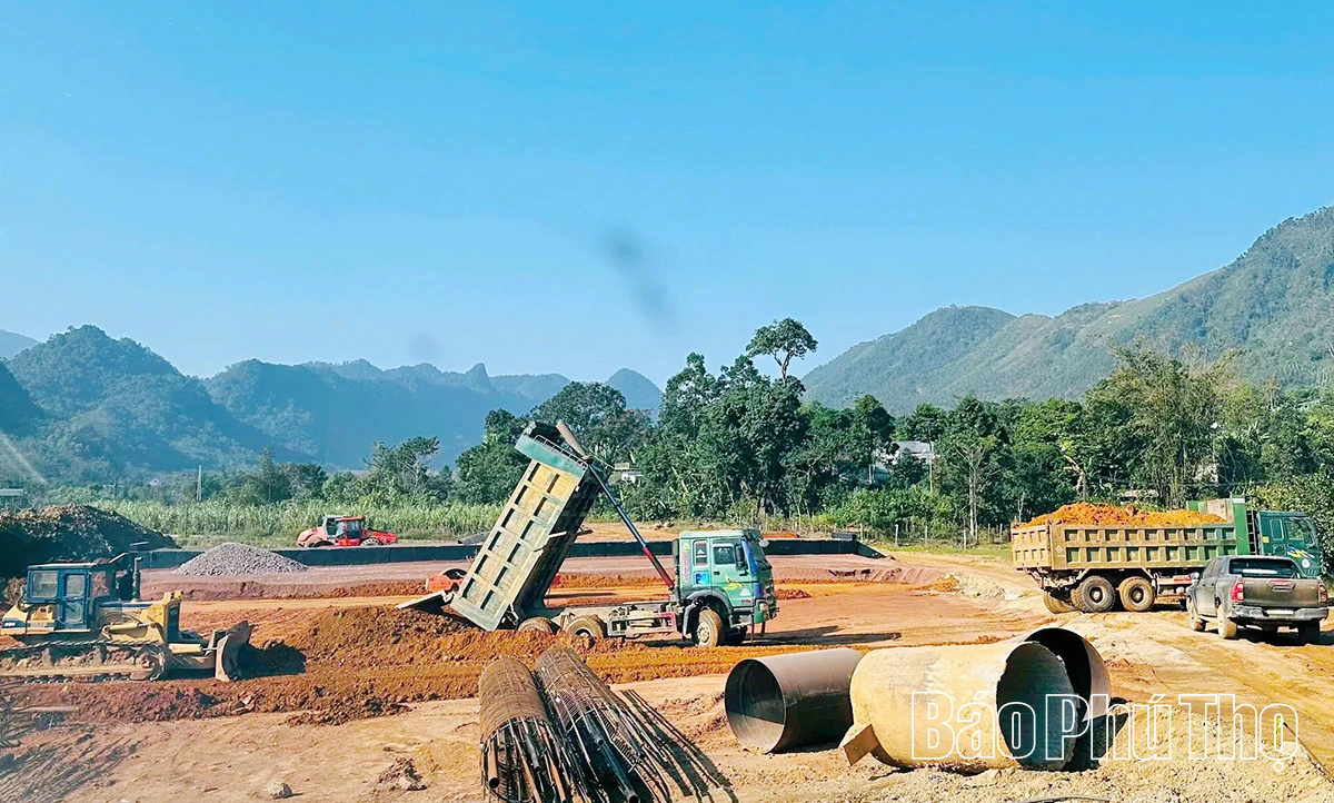 نایب رئیس کمیته مردمی استان، کواچ تات لیم، از پیشرفت پروژه بزرگراه هوابین - موک چائو بازدید کرد.