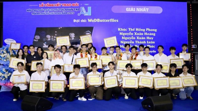 Команды-победители сделали фото на память.