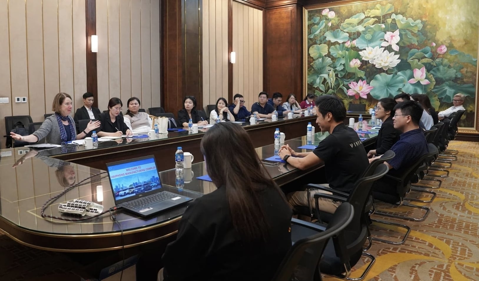 Bí thư thứ nhất Peta Donald và đoàn Đại sứ quán đến thăm Khu phức hợp sản xuất VinFast tại Hải Phòng. Ảnh: ĐSQ Australia.