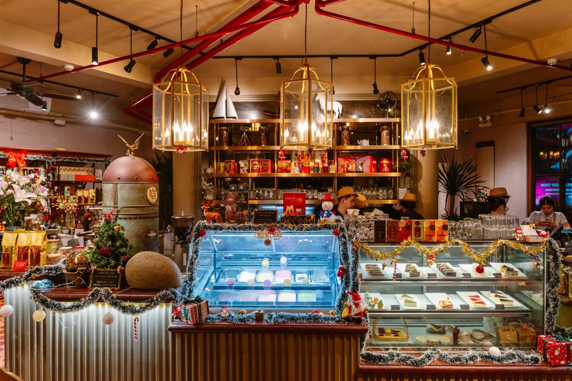 Sklepy Sunset Bazaar są wypełnione świątecznymi światłami i kolorami