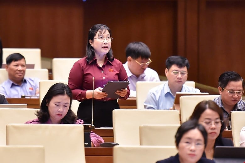 Các đại biểu nhấn mạnh, mục tiêu cao nhất của việc cấm hoàn toàn là bảo vệ trẻ em và thanh thiếu niên, đây là nhóm chịu ảnh hưởng nặng nề nhất từ các sản phẩm thuốc lá mới. Ảnh: Quochoi.vn.