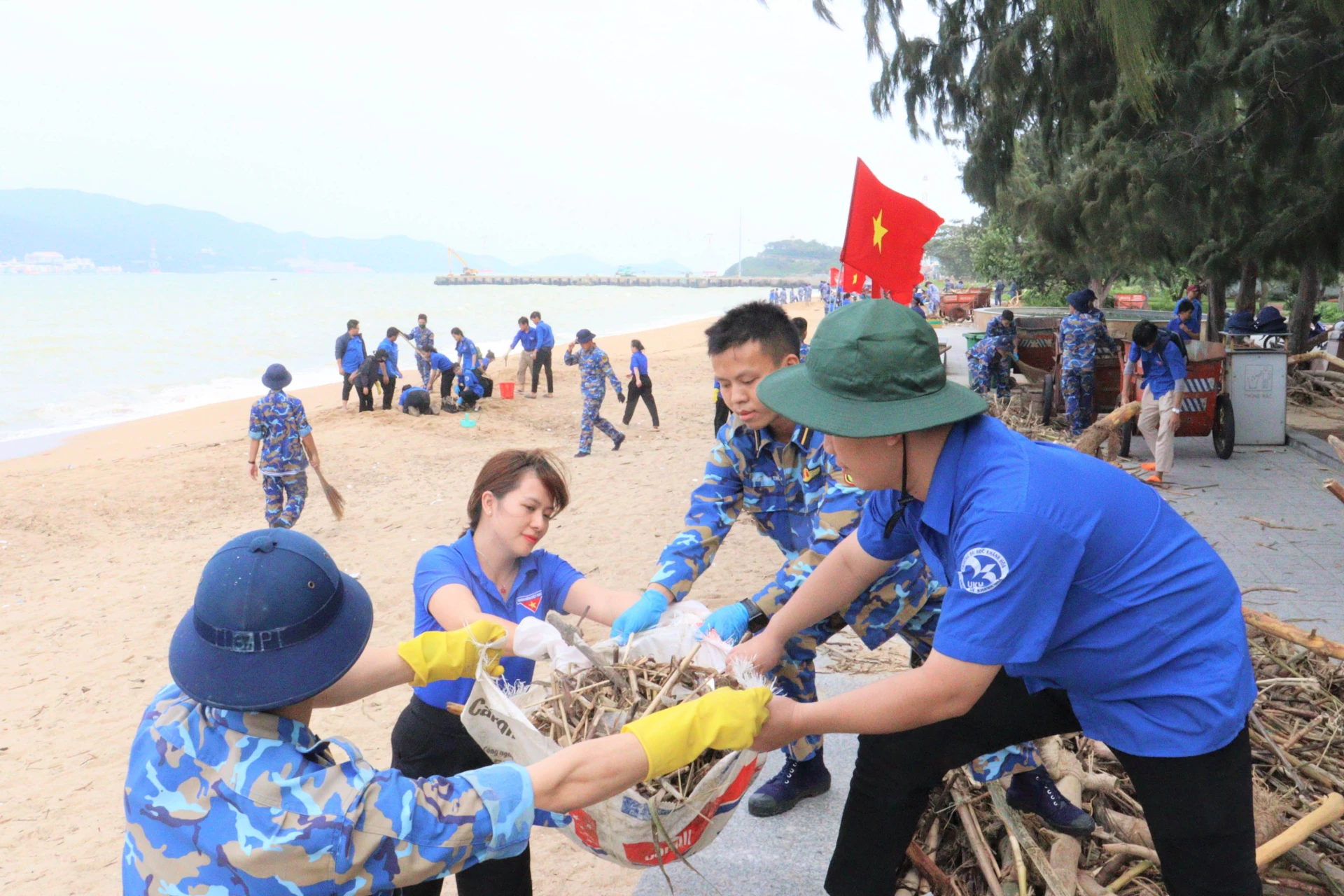 Er wordt veel afval verzameld.