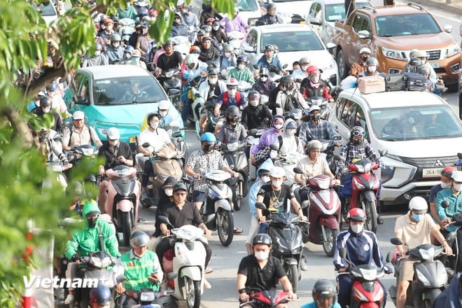 Hanói está implementando diversas políticas relacionadas ao transporte ecológico, infraestrutura de recarga elétrica e controle de emissões. (Foto: Viet Hung/Vietnam+)