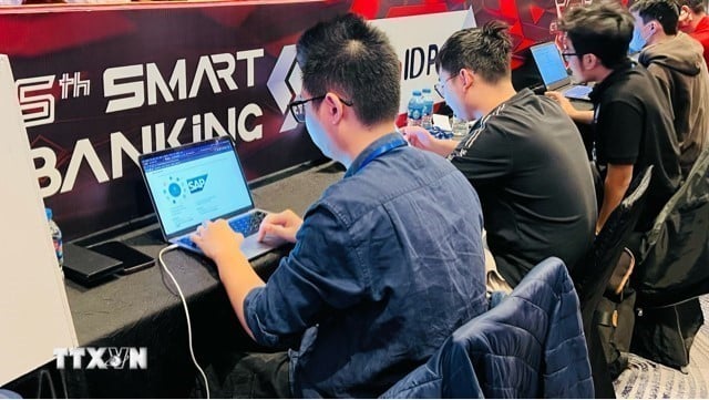 ٹیکنالوجی انجینئرز فنانس اور بینکنگ سیکٹر میں سائبر سیکیورٹی ڈرل میں حصہ لے رہے ہیں۔ (تصویر: Ngoc Bich/VNA)