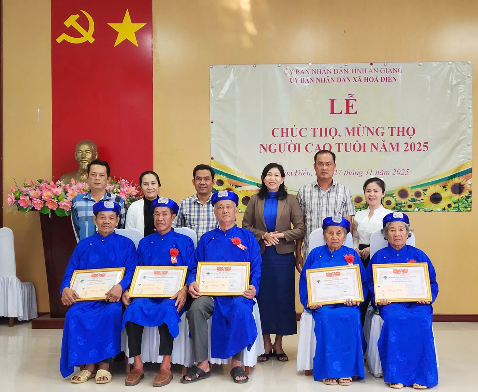Hoa Dien község 76 idős ember számára szervezett hosszú élet ünnepséget