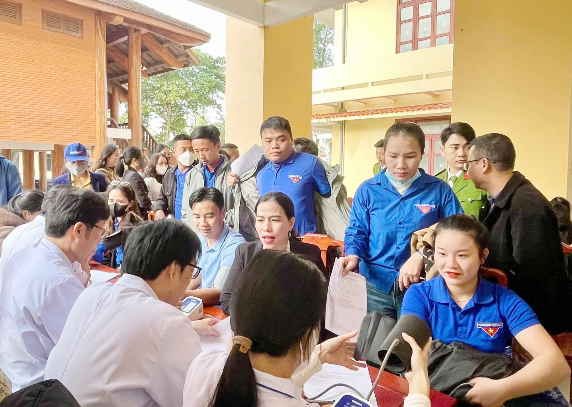 Das freiwillige Blutspende-Festival 2025 in der Gemeinde Dong Le lockte über 300 Teilnehmer an – Foto: X.V.