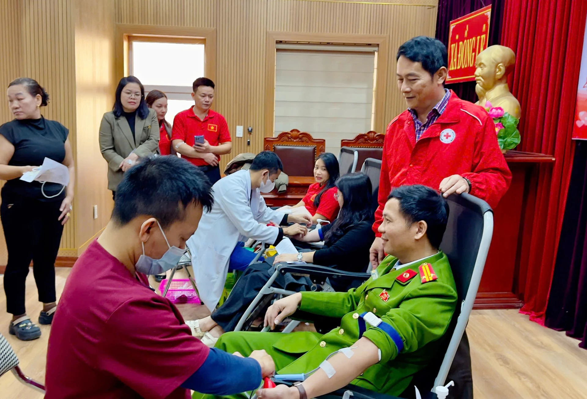 Freiwillige spenden Blut – Foto: X.V.