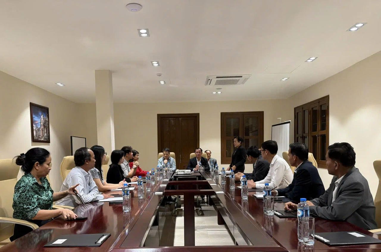 ผู้นำจังหวัดจำปาสักพบปะกลุ่มทัวร์ถ่ายภาพ