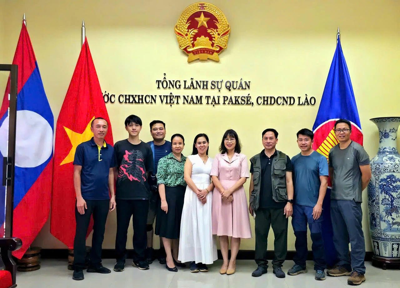 คุณตา เฟือง ดุง กงสุลใหญ่เวียดนามประจำเมืองปากเซ สปป.ลาว (ที่ 4 จากขวา) ให้การต้อนรับคณะทัวร์ถ่ายภาพ