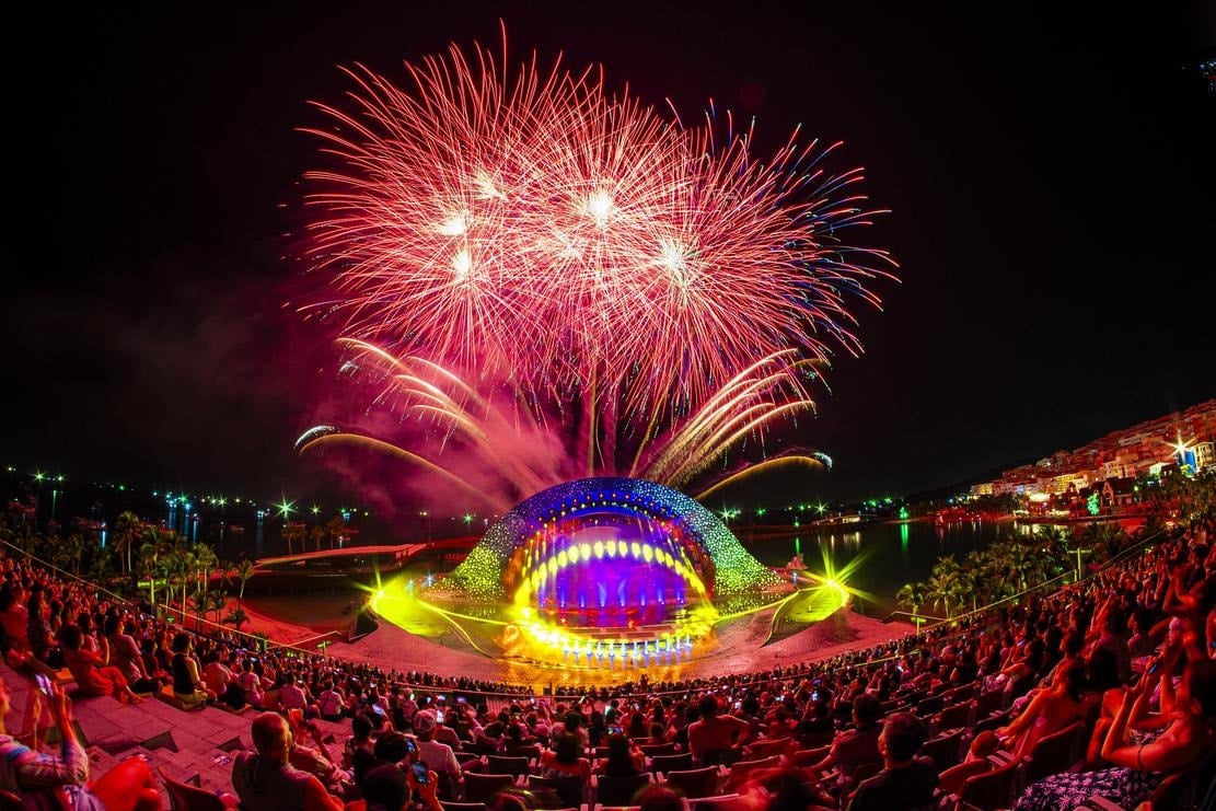 זיקוקים מאירים את שמי החג בכל לילה