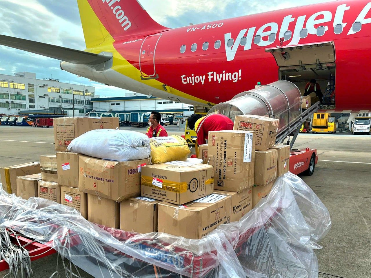 Sute de cutii cu ajutoare de la oameni din întreaga țară au fost transportate de Vietjet în zonele afectate de inundații în ultimele zile.