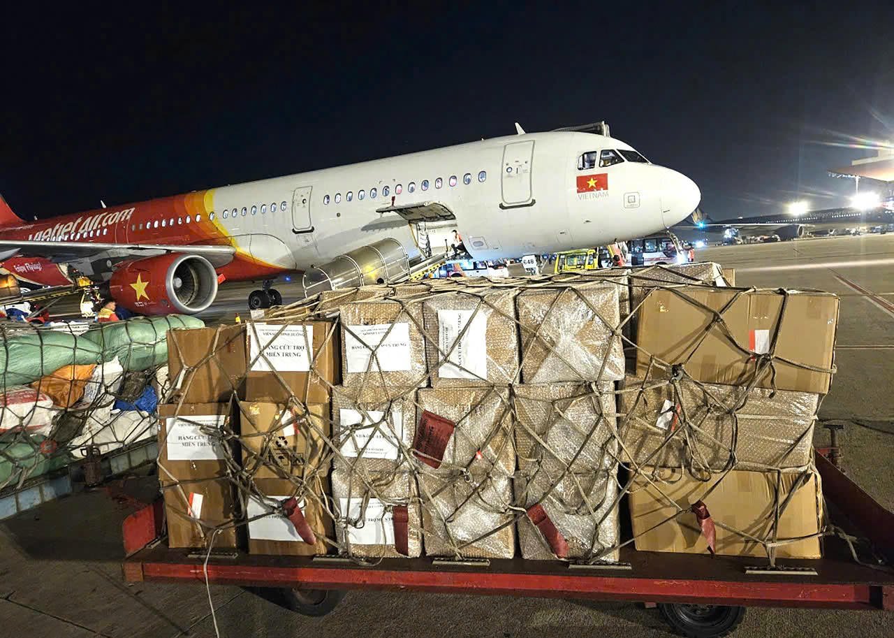 Zborurile de noapte se grăbesc să aducă de urgență ajutoare oamenilor din zonele afectate de inundații.