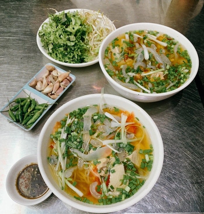 Bún sứa giòn, nước dùng ngọt biển