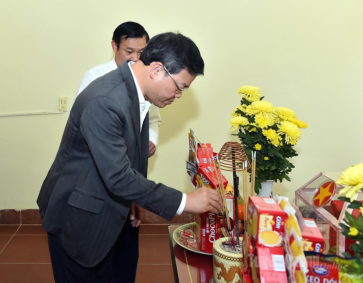 Chairman of the Provincial People's Council Nguyen Van Son burned incense to pay tribute to the martyrs who had just been found.