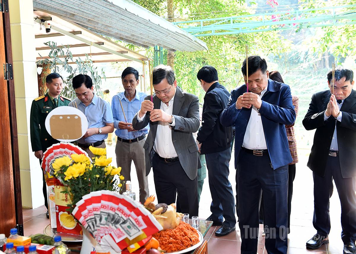 Standing members of the Provincial People's Council offered incense to the martyrs who had just been found.