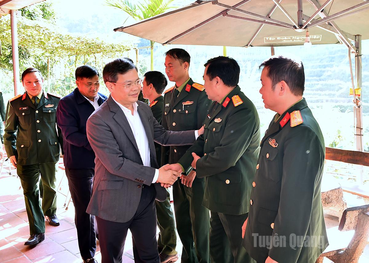 Chairman of the Provincial People's Council Nguyen Van Son visited and encouraged officers and soldiers of the Martyrs' Remains Search and Collection Team.