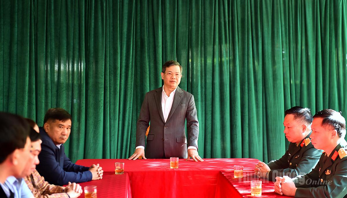 Chairman of the Provincial People's Council Nguyen Van Son spoke to officers and soldiers of the Martyrs' Remains Search and Collection Team.