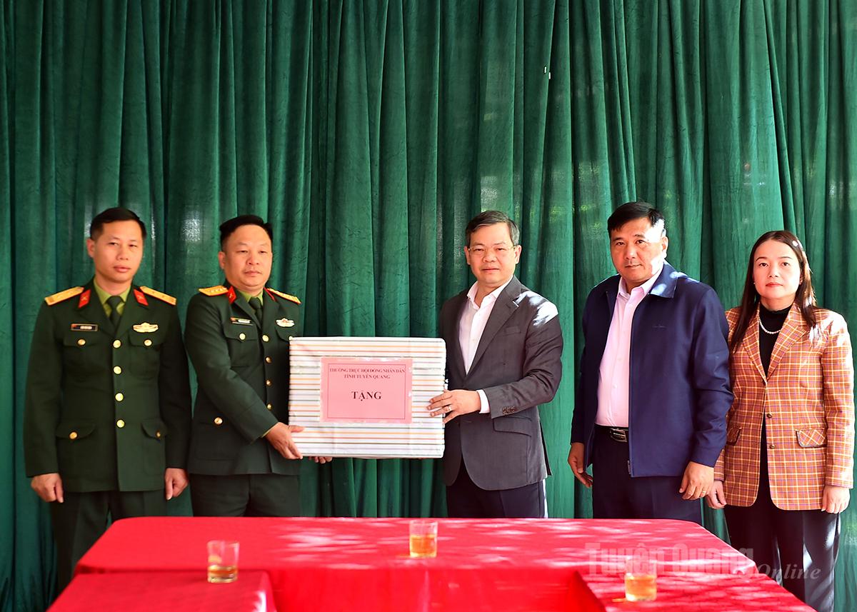 Chairman of the Provincial People's Council Nguyen Van Son presented gifts to officers and soldiers of the Martyrs' Remains Search and Collection Team.