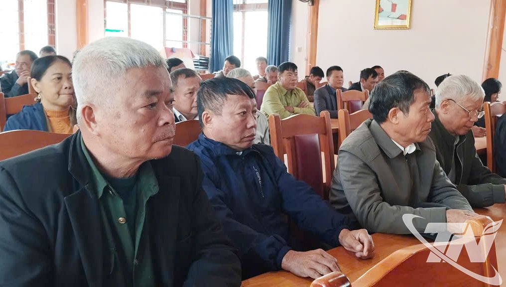 सम्मेलन में भाग लेने वाले प्रतिनिधियों में पार्टी सेल सचिव, गांव प्रमुख, फ्रंट कार्य समितियों के प्रमुख और तान कुओंग कम्यून के प्रतिष्ठित लोग शामिल हैं।