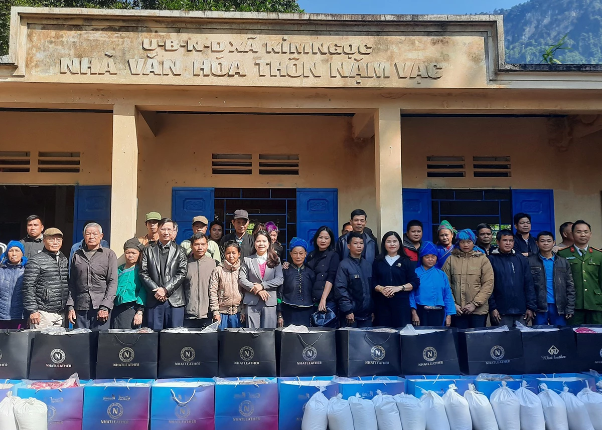 Programme de distribution de cadeaux aux ménages pauvres du village de Nam Vac.