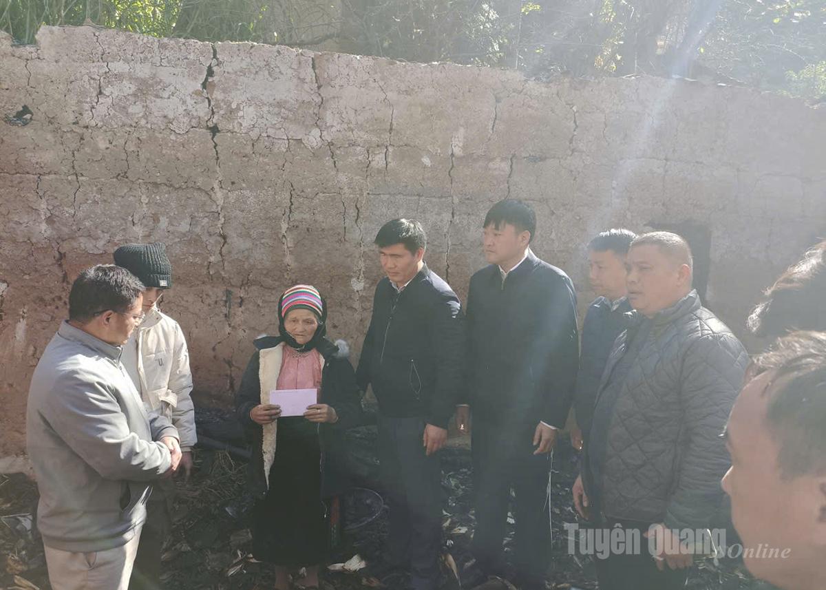 Die Vorsitzenden des Parteikomitees und des Volkskomitees besuchten die Familie von Frau Vu Thi Va, sprachen ihr Mut zu und leisteten ihr finanzielle Unterstützung.