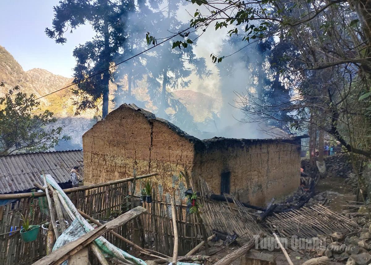 Brandort im Haus von Frau Vu Thi Va, Dorf Mo Pai Phin, Gemeinde Sa Phin