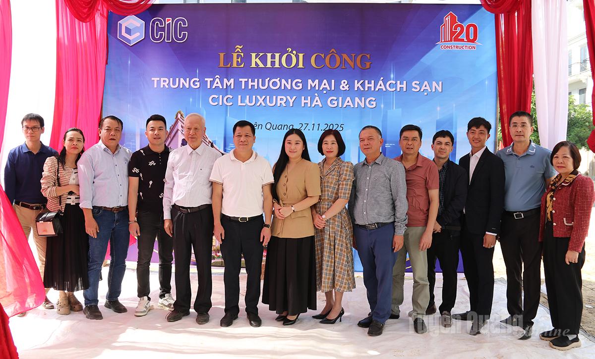 Delegaci biorący udział w uroczystości wmurowania kamienia węgielnego.