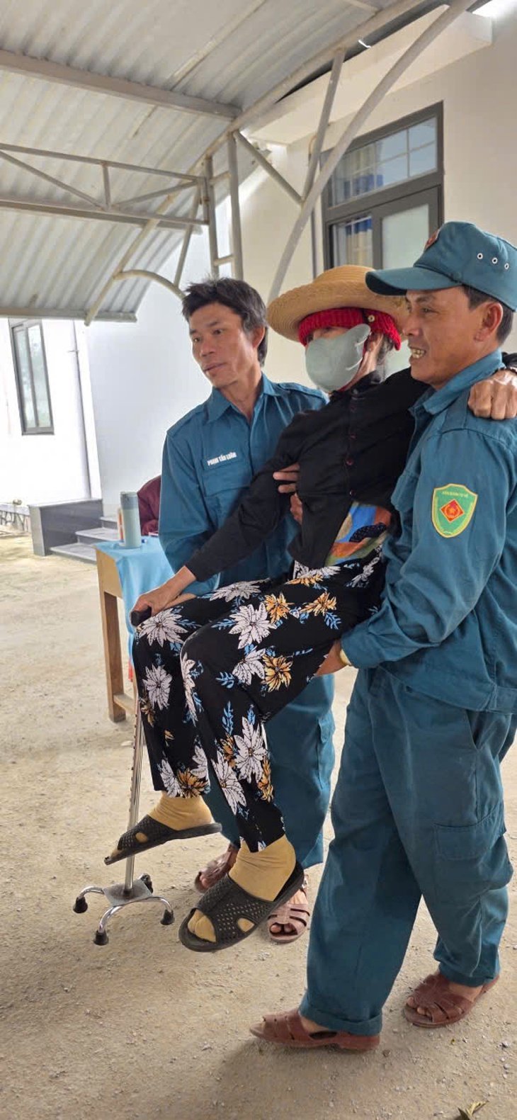 Khám bệnh cho bà con sau lũ, bác sĩ TP.HCM nghẹn lòng, 'mắt đỏ cả lên' - Ảnh 4.