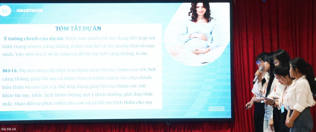 Kandydaci prezentują swoje projekty na konkursie.