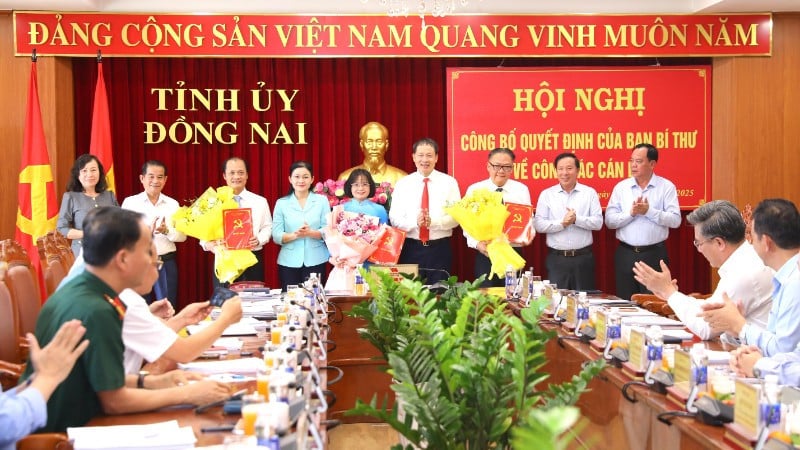 Les camarades du Comité permanent du Comité provincial du Parti de Dong Nai ont félicité trois camarades nommés membres du Comité permanent du Comité provincial du Parti.