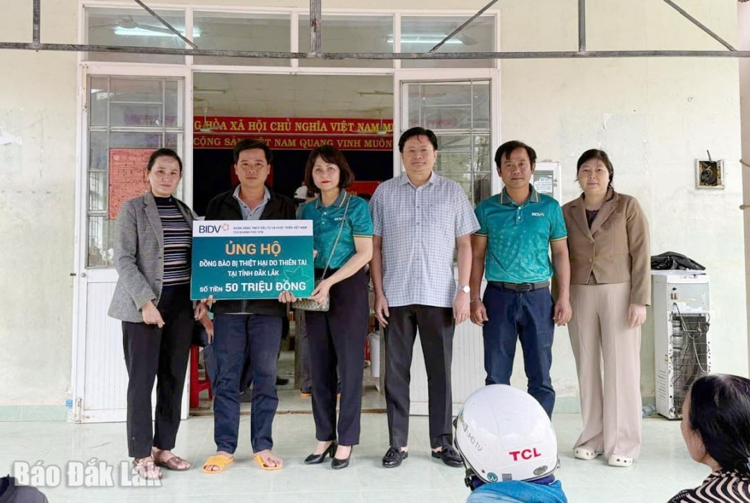 ທ່ານ ຮວ່າງລິງ, ຮອງຜູ້ອຳນວຍການທະນາຄານແຫ່ງລັດຫວຽດນາມ, ສາຂາເຂດ 11 (ທີ່ສາມຈາກຂວາ) ແລະ ຜູ້ຕາງໜ້າ BIDV ສາຂາ ຝູອຽນ ໄດ້ມອບກະດານສັນຍາລັກເພື່ອໜູນຊ່ວຍ 100 ຂອງຂວັນມູນຄ່າ 50 ລ້ານດົ່ງ ໃຫ້ແກ່ປະຊາຊົນເຂດປະສົບໄພນ້ຳຖ້ວມ ຕຸຍອານ.