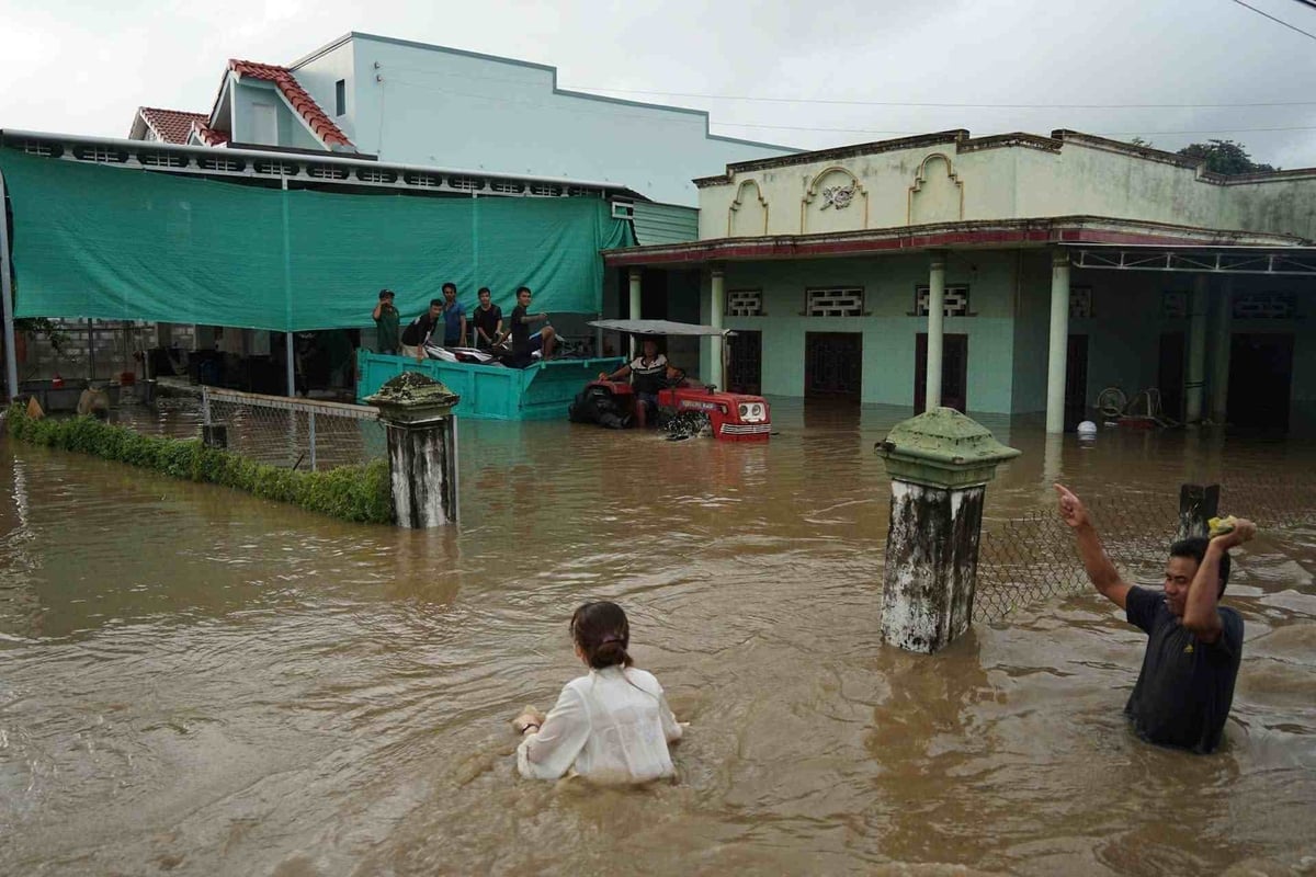 Mưa lũ lịch sử tại miền Trung làm hàng nghìn ngôi nhà hư hỏng nặng, hàng trăm căn bị sập, đổ hoặc trôi hoàn toàn. Ảnh: Phúc Khánh.
